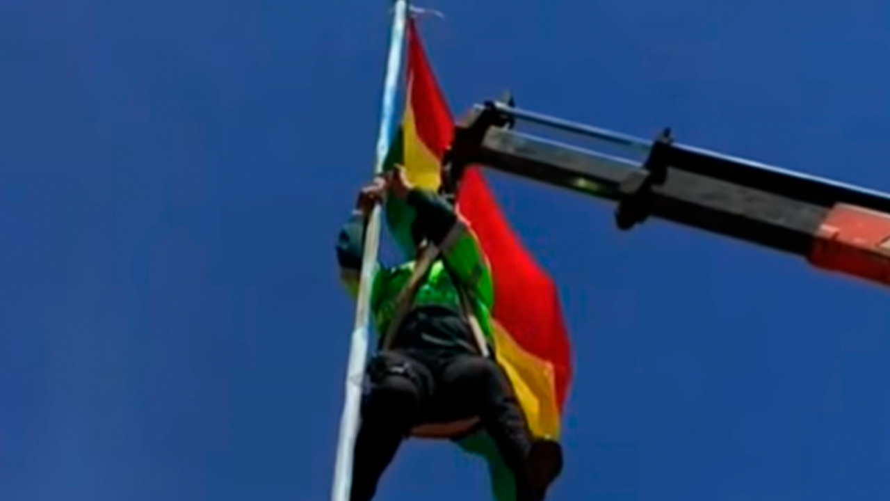 Retiran bandera de Bolivia izada en territorio peruano en zona fronteriza de Puno